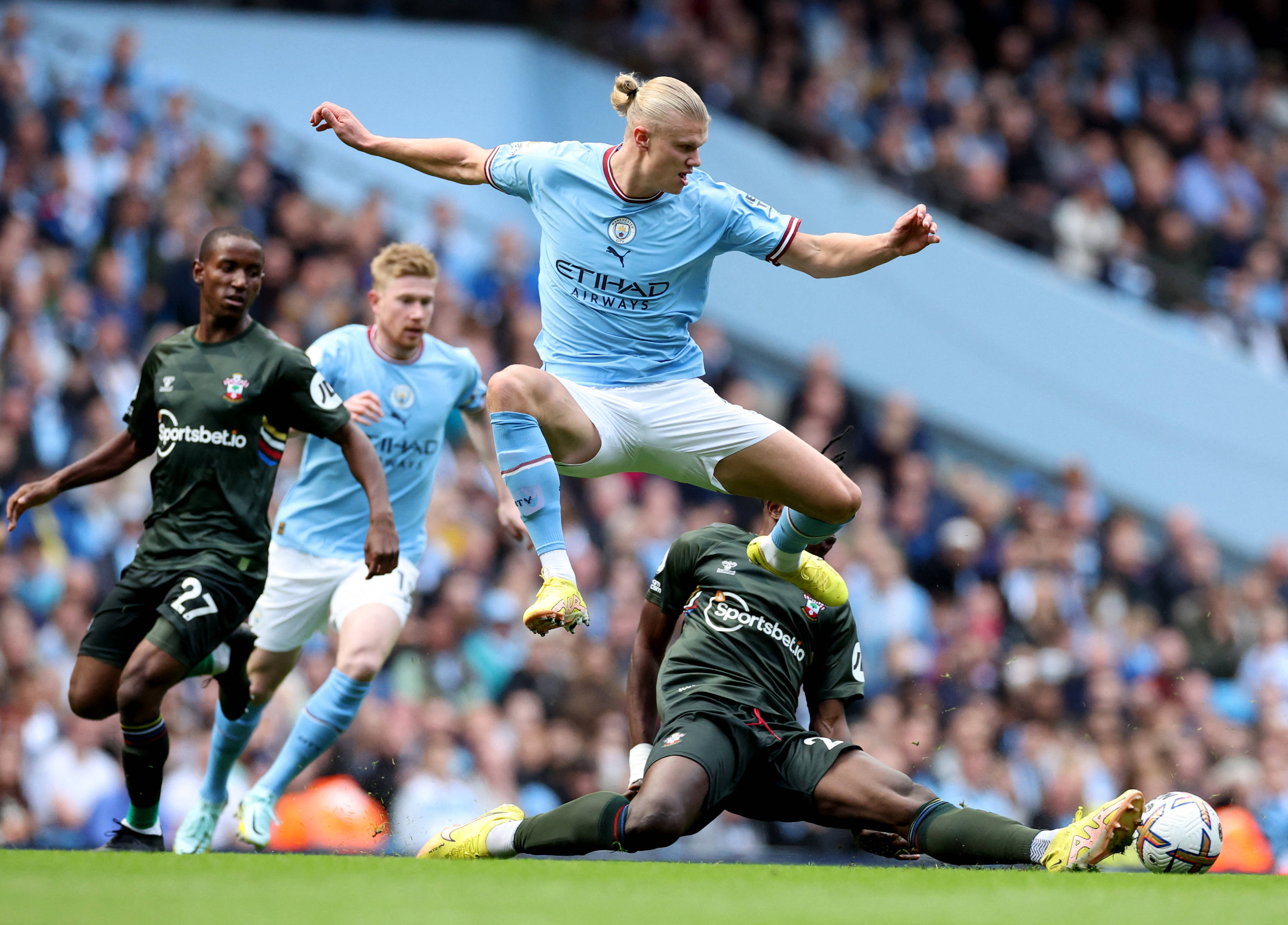 米兰体育在线注册-里程碑夜曼城完成体检,西甲清晨刷纪录,压力陡增,资深球员宣示担当